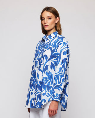 Camisa blanca estampado ornamental azul by MIRTO