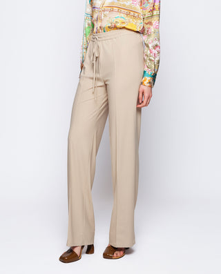 Pantalón elástico camel en tejido técnico by MIRTO