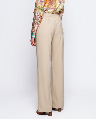 Pantalón elástico camel en tejido técnico by MIRTO
