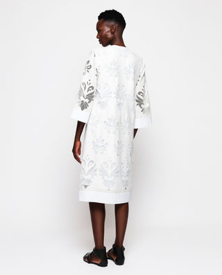 Vestido midi blanco de encaje floral by MIRTO