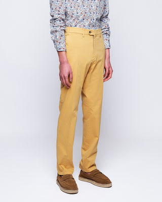 Pantalón regular fit algodón stretch mostaza