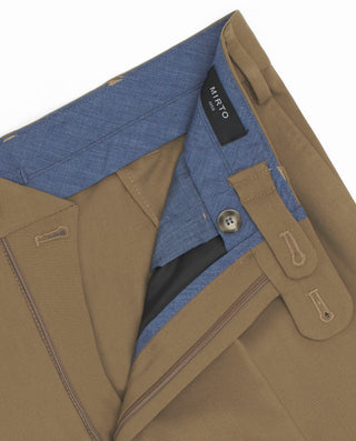 Pantalón vestir beige regular fit con pliegues