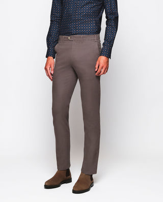 Pantalón chino gris medio de algodón stretch by MI | 04918_0050_1