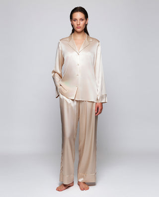 Pijama beige de seda elástica