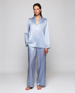 Pijama azul lavanda de seda elástica