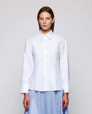 Camisa blanca de algodón con adornos florales by M | 05320_0050_1