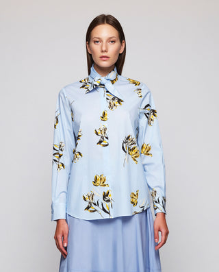 Camisa azul estampado floral con lazada by MIRTO | 05323_0050_1